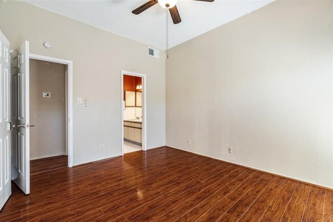 Building Photo - 807 W 25th St