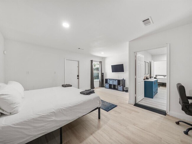 Building Photo - 8007 Beluche Dr