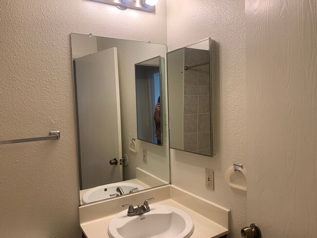 Building Photo - 2813 Pepper Oaks Dr