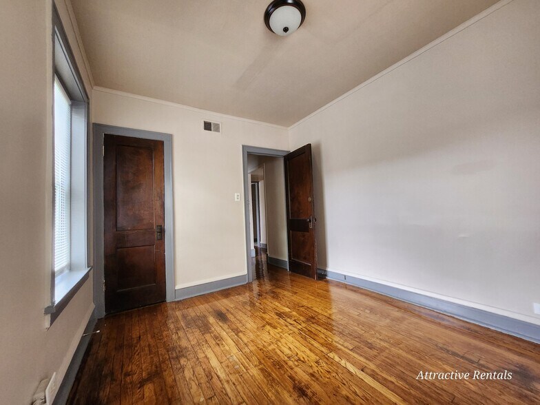 Building Photo - 1056 S Mason Ave
