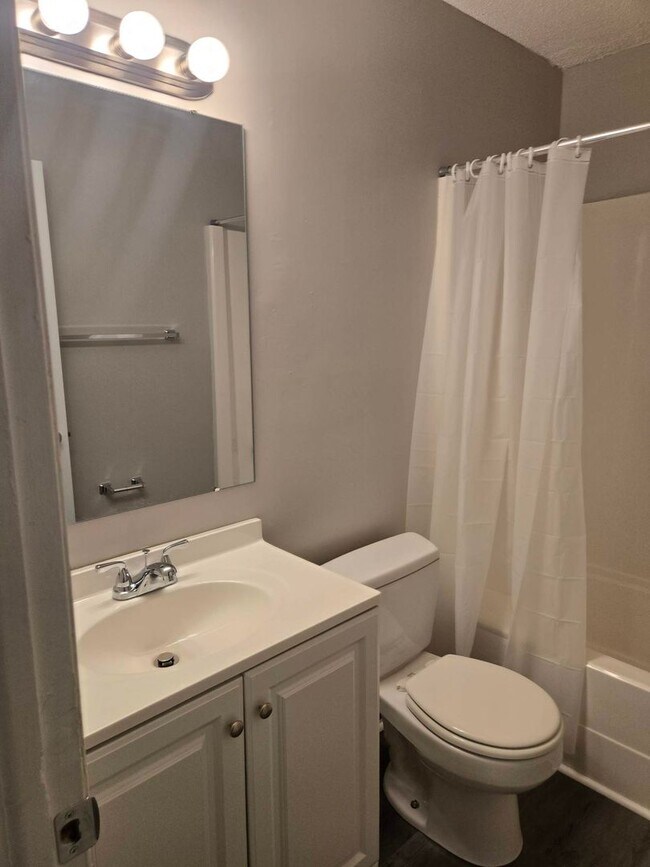 Building Photo - 2515 Camellia Dr