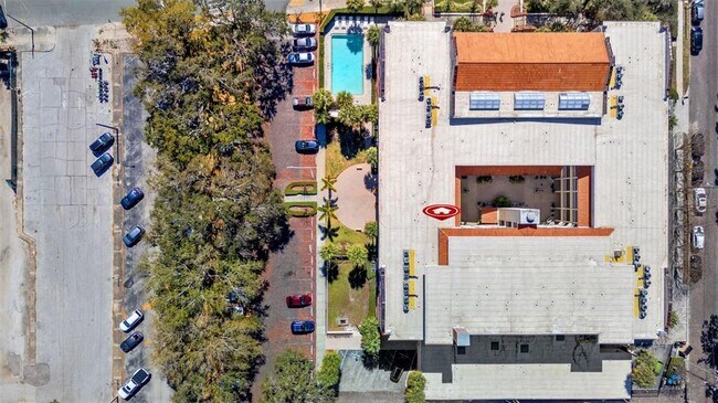 Building Photo - 701 Mirror Lake Dr N