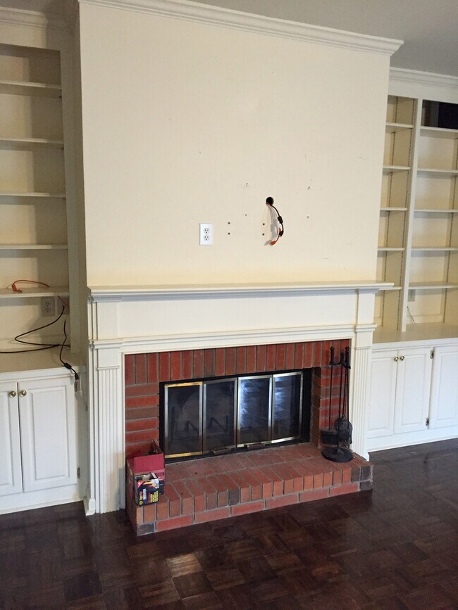 Building Photo - 1180 E University Dr