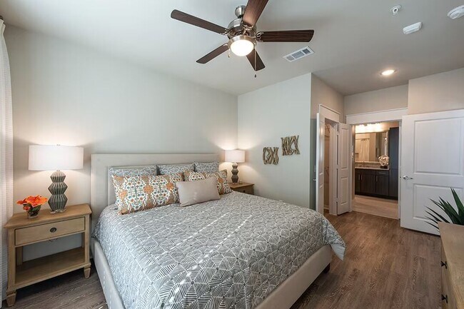 Building Photo - Stylish Living, Perfectly Located