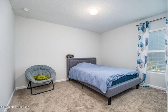 Building Photo - Like New Home