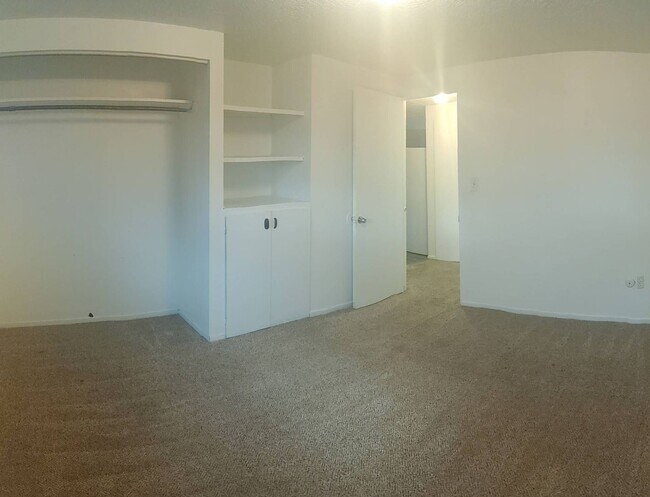 Building Photo - Quaint West Jordan Duplex w covered carport!