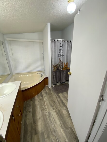 Master bathroom with soaker tub and shower - 1220 Montlake Rd