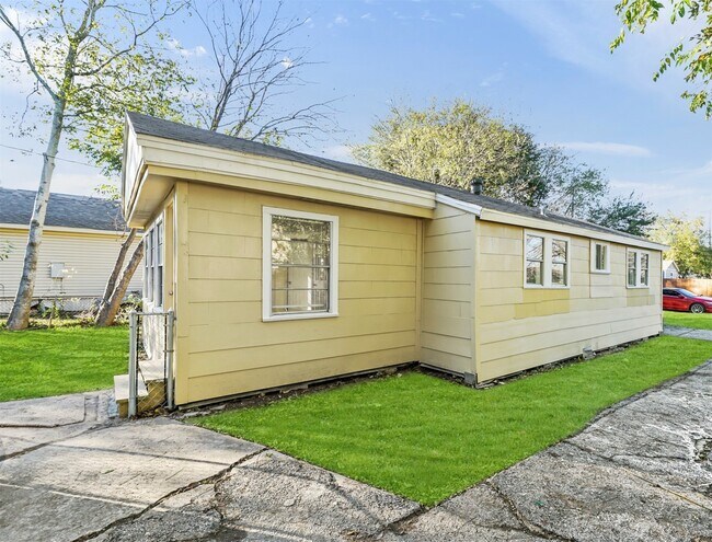 Building Photo - 203 W Hart Ave