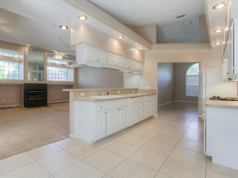 Building Photo - 1484 E Lake Woodlands Pkwy