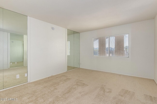 Building Photo - 2128 E Villa Ct