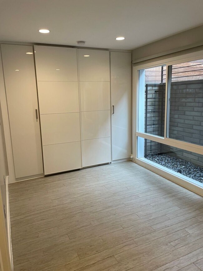 Building Photo - Logan Circle Beautifully Renovated Studio Apartment