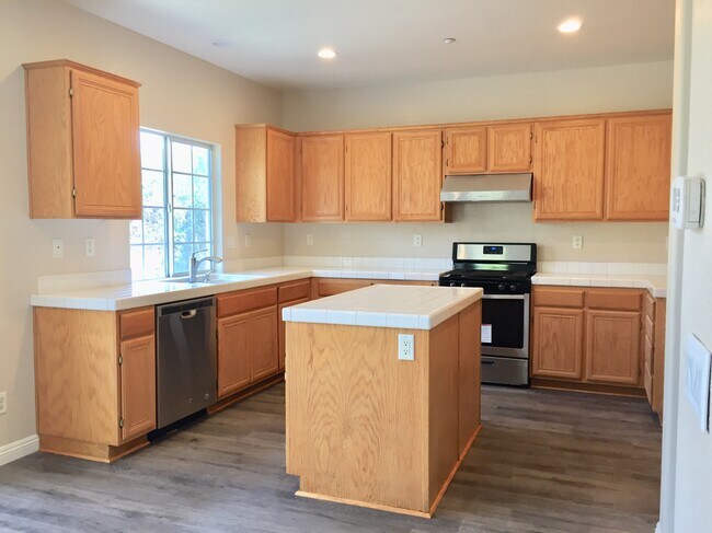 kitchen - 504 Robins Pl