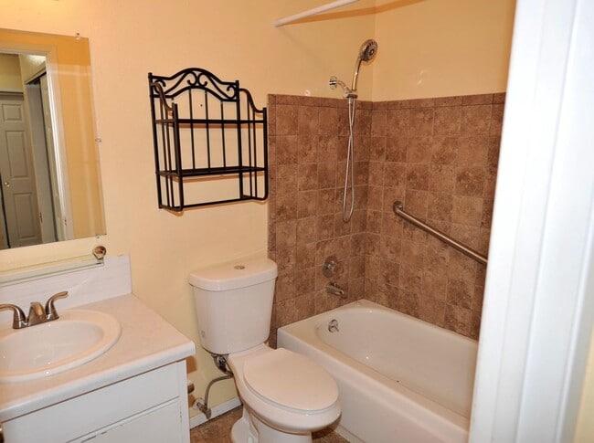 Building Photo - Downstairs unit 2 bed 1 bath