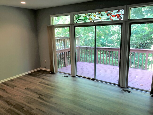Building Photo - Updated Townhome Close to METRO