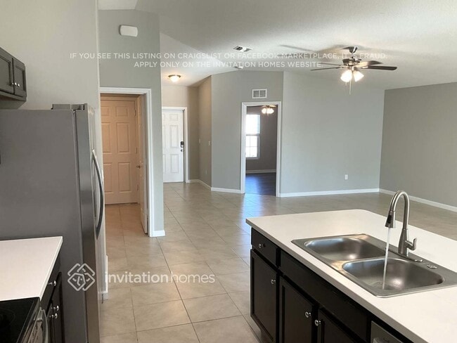 Building Photo - 886 SW Del Rio Blvd