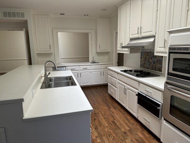 Building Photo - 7022 Deloache Ave