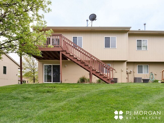 Building Photo - Charming 3 bedroom, 2 bathroom Duplex with 2 Car Garage - COMING SOON