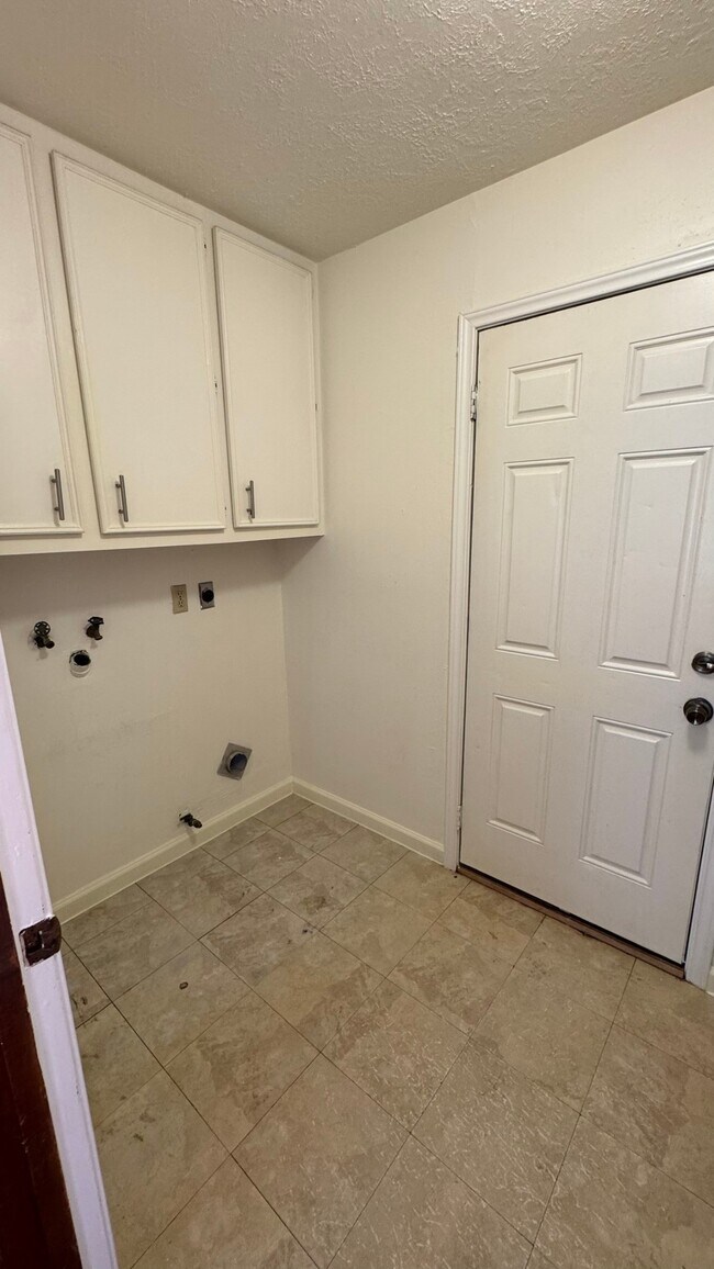 Building Photo - 9207 Portal Dr