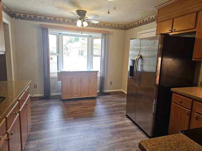 Building Photo - 3 Bed, 2 Bath with Screened in Porch