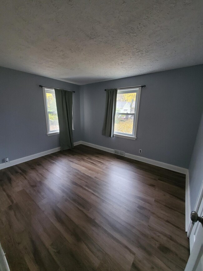 Building Photo - 85 Lyndale Dr