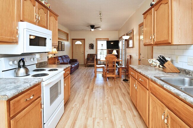 Building Photo - 2 Blocks from MERCY HOSPITAL! FULLY FURNIS...