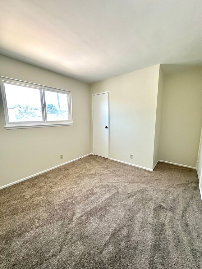 Building Photo - Desirable 4 bedroom home in Mountain View ...
