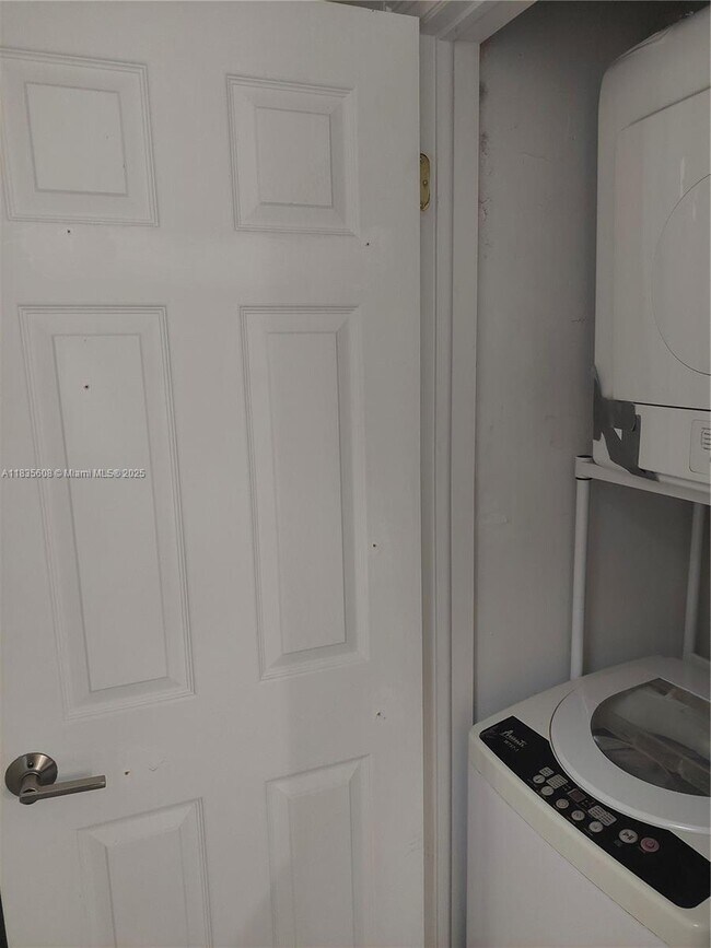 Building Photo - 350 Poinciana Island Dr