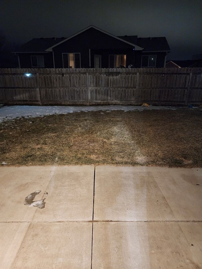 Building Photo - Three bedroom two bathroom Twin home