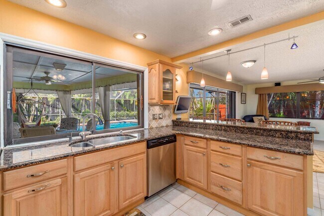 Building Photo - 2341 NW Bay Colony Ct
