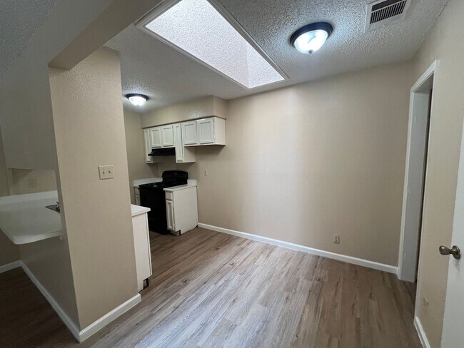 Building Photo - 5525 Lochmoor