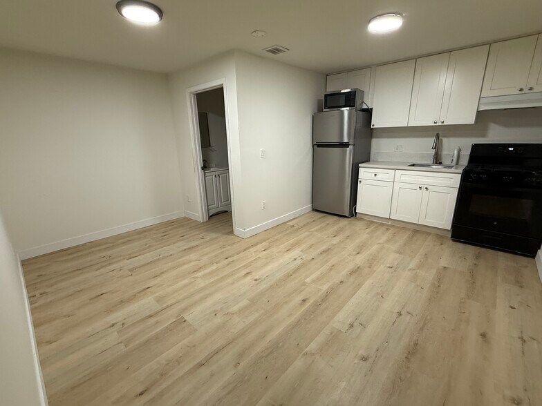 Building Photo - 2504 Vineyard Ave