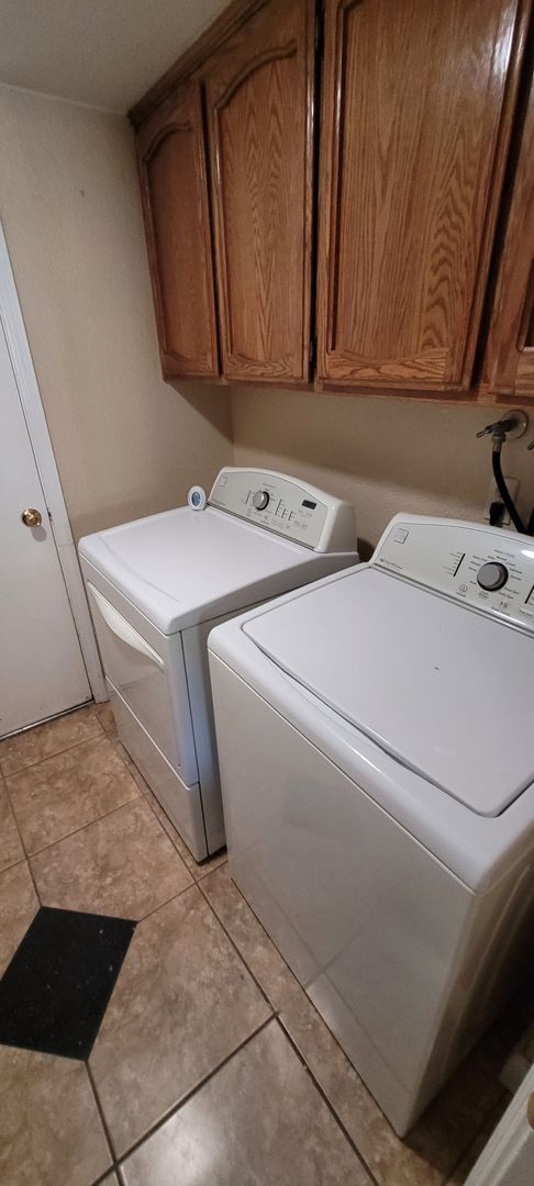 Building Photo - Move in ready w B-I pool