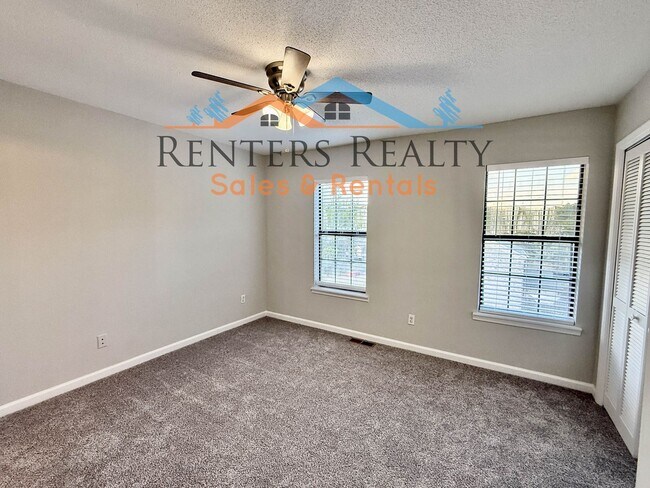 Building Photo - 2 Bedroom Condo with Private Patio
