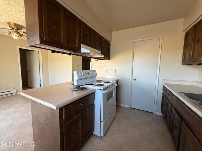 Building Photo - 366 W Tamarack Ln