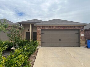 Building Photo - Luxury 3/2 Duplex in Seguin, Texas