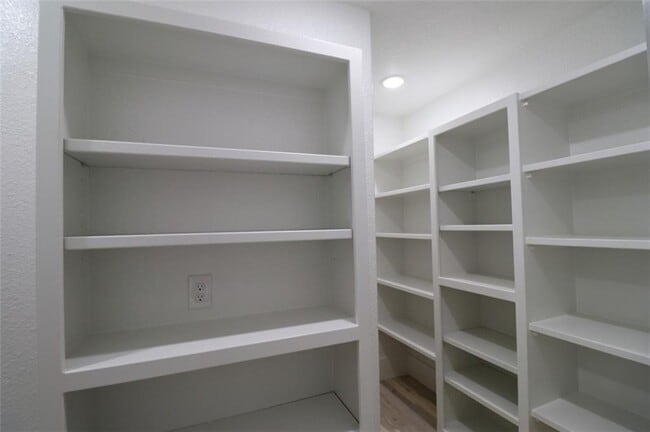 Building Photo - 1720 Ella Pl