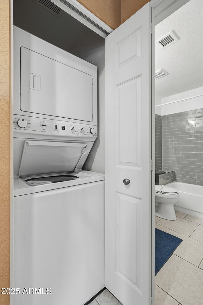 Building Photo - 9708 E Vía Linda