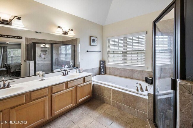 Building Photo - Luxury 5 Bedroom West Knox Home