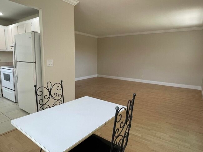 Building Photo - 472 Saxony Way