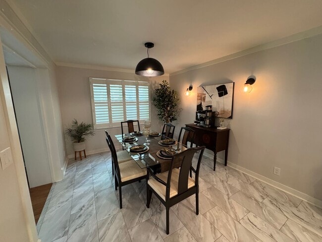 Building Photo - Executive Rental 4 bed 3 bath home in the heart of Country Club
