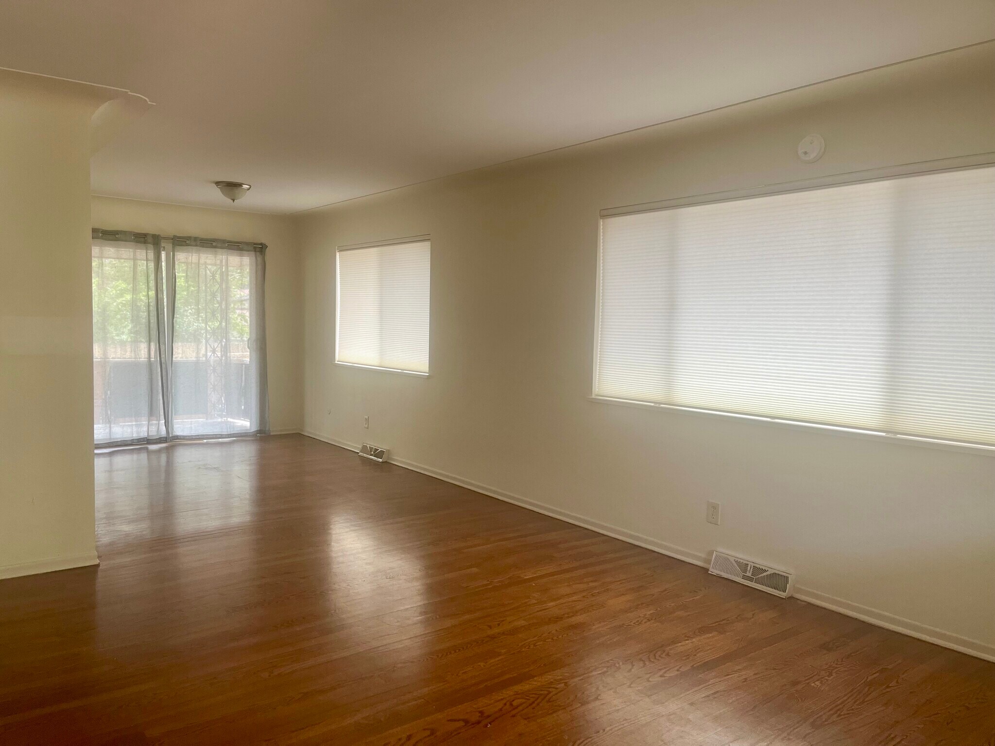 empty living and dining area. - 1570 Tamarac St