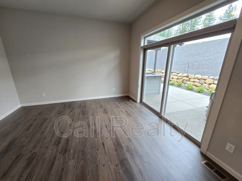 Building Photo - 5530 N Radium Ln