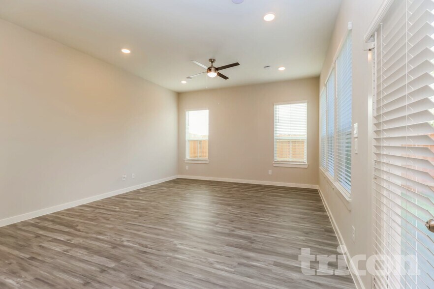 Building Photo - 9835 Willow Creek Commerce Dr