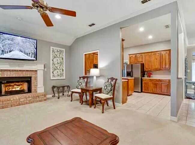 Building Photo - 815 Montreal Dr