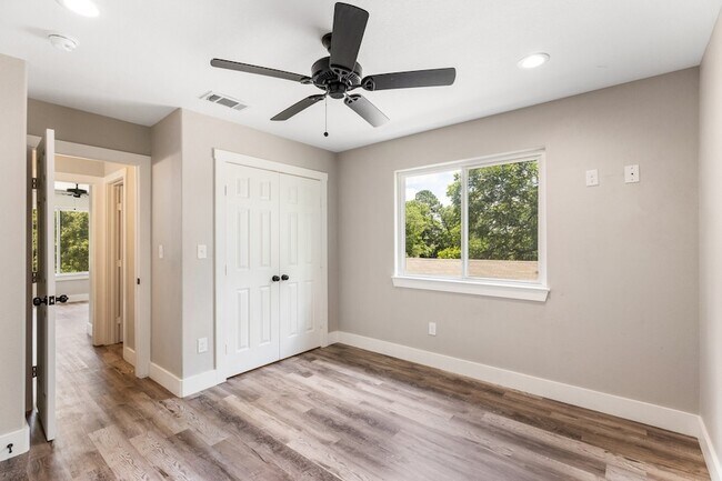 Building Photo - 1606 W Johnson St