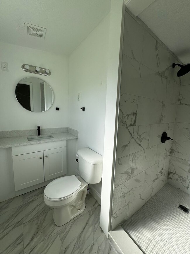 Building Photo - Fully Renovated 3 Bed/ 2 Bath Available Now!