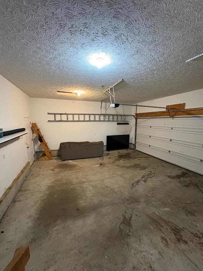 Building Photo - Three bedroom two bathroom home for rent