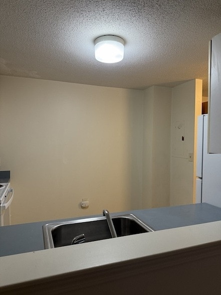 Building Photo - 5 Bank St