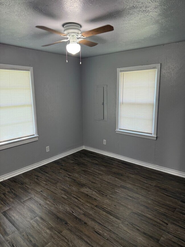 Building Photo - Rendon Area; Single-Family home sitting on...