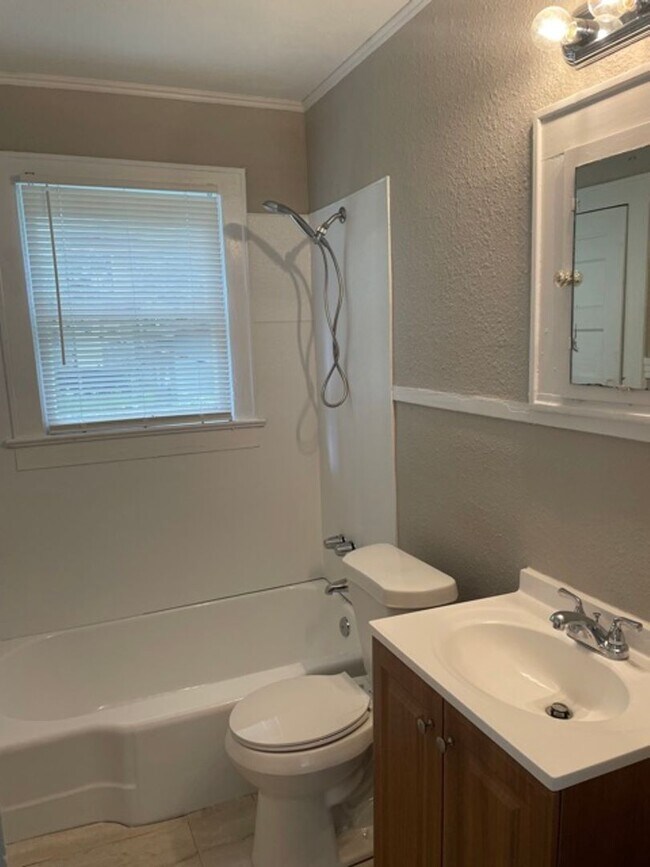 Building Photo - Highland 1 Bed Apartment